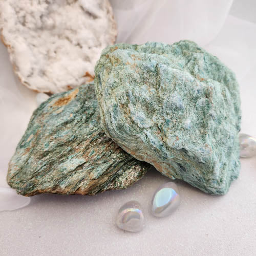 Fuschite Rough Rock w. Cut Base (assorted. approx. 17-19x10-12cm)