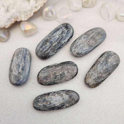 Blue Kyanite Palm Stone (assorted. approx. 5.2-6.6x2.2-2.7cm)
