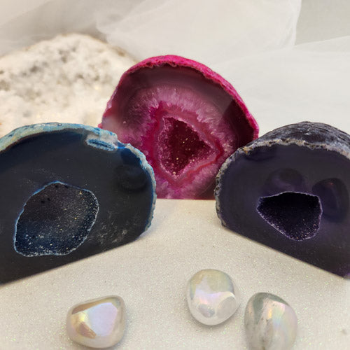 Dyed Agate Polished Geode (assorted colours. approx. 6.4-8.4x8-10.7cm)