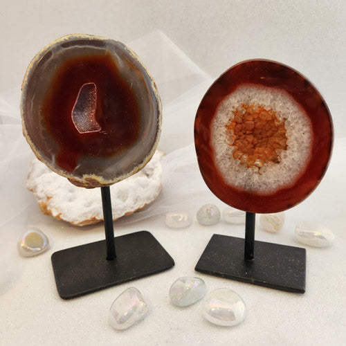 Carnelian/Agate Polished Geode on Metal Stand (assorted. approx. 13.6-15.9x7.6-8.9cm incl. stand)cm)