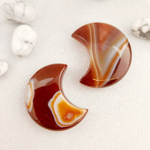Carnelian/Agate Crescent Moon (assorted. approx. 5.3-5.5x4.4-4.6cm)