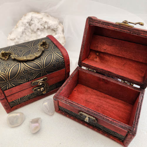 Embossed Treasure Chest (approx. 9x11.9x9cm)