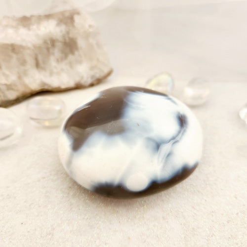 Orca Agate Palm Stone (approx. 7.1x6.2cm)