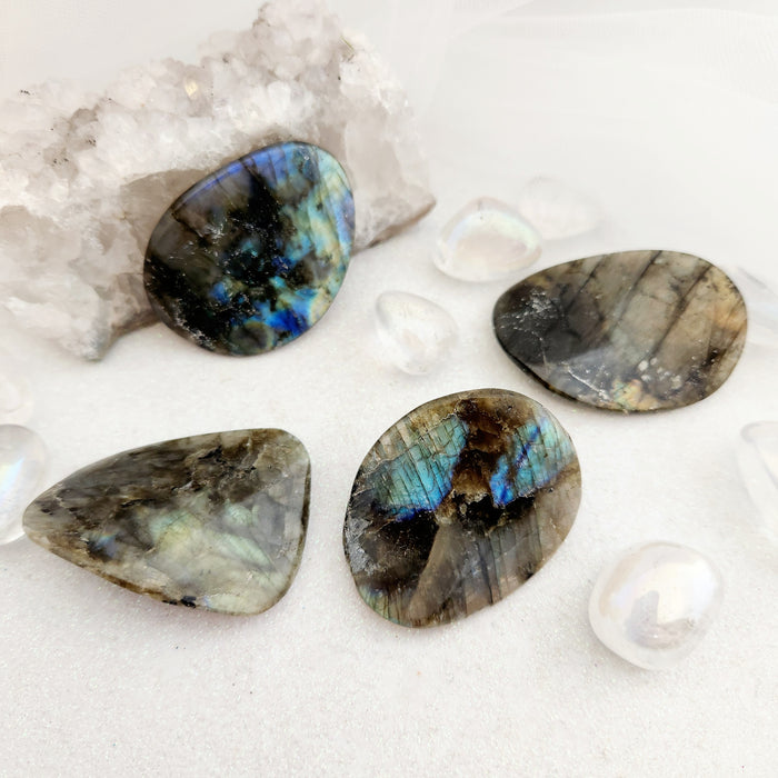 Labradorite Curved Flat Stone (assorted. approx. 5.2-5.7x4.1-4.3cm)