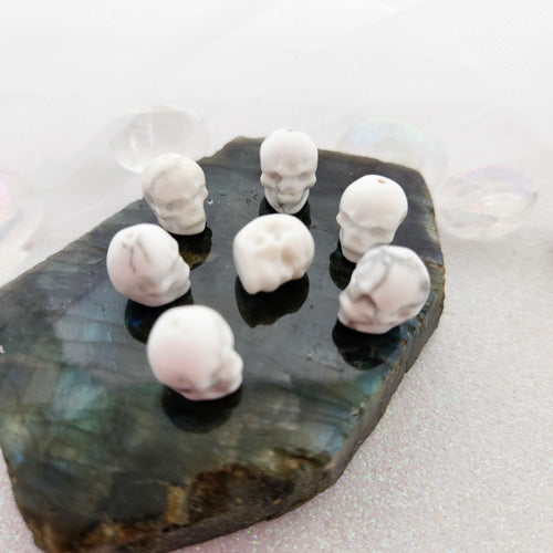 Howlite Skull Bead (assorted. approx. 7x10mm)
