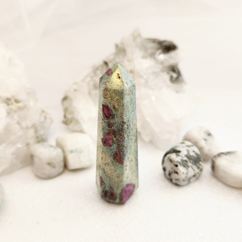 Ruby in Fuschite Point (assorted. approx. 6.6-7.5x2.1-2.3cm)