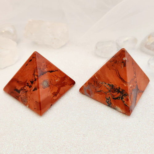 Red Jasper Pyramid (assorted. approx. 3.5-3.8x4.1-4.2cm)