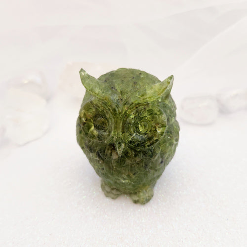 Peridot Chips in Resin Owl (assorted. approx. 5.2x4.3cm)