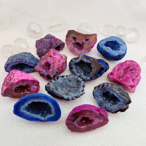Agate Geode (dyed. assorted colours. approx. 3-6x1.8-4.4cm)
