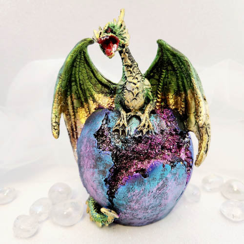 Dragon on Geode with LED (approx. 12.5 x 12cm. 2x AA batteries not included)