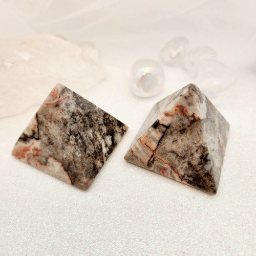 Crazy Lace Agate Pyramid (assorted. approx 3.6-3.7x4.1-4.2cm)