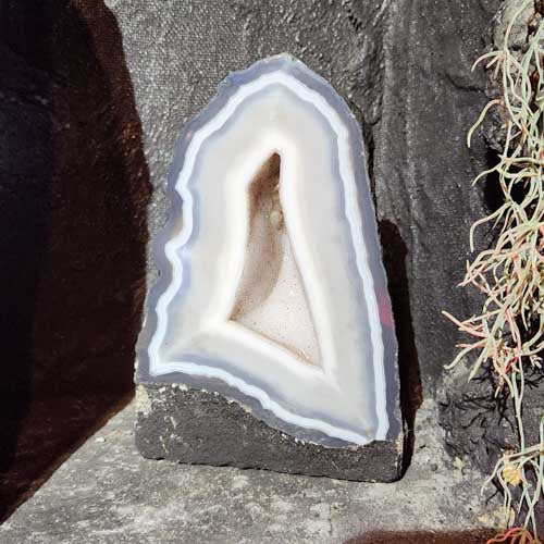 Agate Geode (approx. 22x15x12cm)