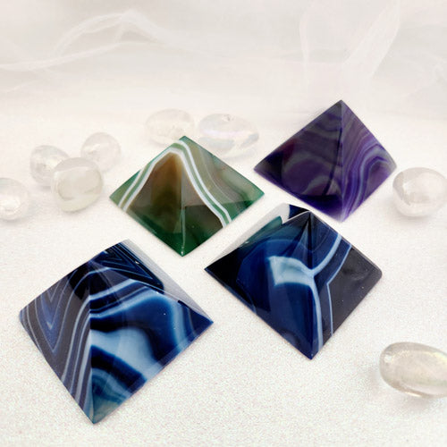 Agate Pyramid (dyed. assorted. approx. 3.5-4x5-5.4cm)