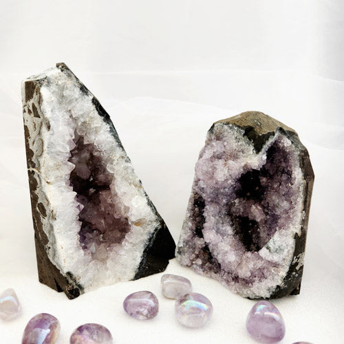 Amethyst Geode (assorted. approx. 12.1-15x10.3-11cm)