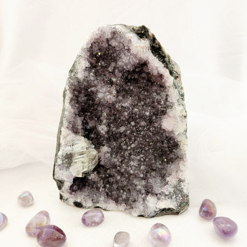 Amethyst Geode (approx. 20.9x15.9cm)