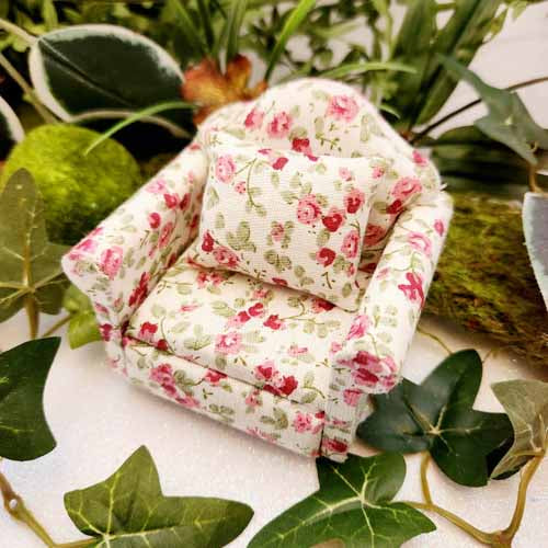 Armchair for Fairy Garden/Dolls House (approx. 7.5x8.1cm)