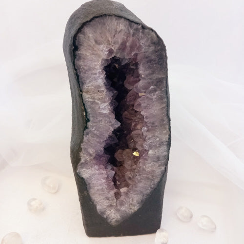 Amethyst Geode (approx. 26.3x11cm)
