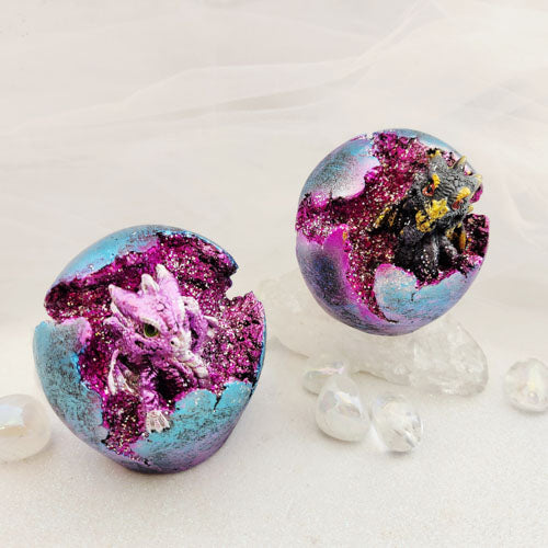 Baby Dragon In Geode Ball w. LED (assorted. grey or pink. approx 8x8x7.5cm)