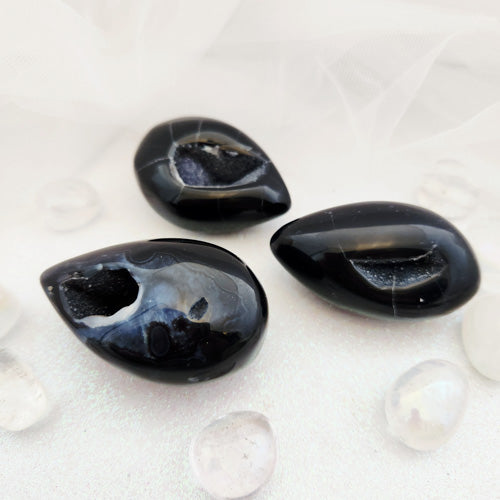 Black Agate Polished Geode (assorted. approx. 5.8-6.7x3.7-4.2cm)
