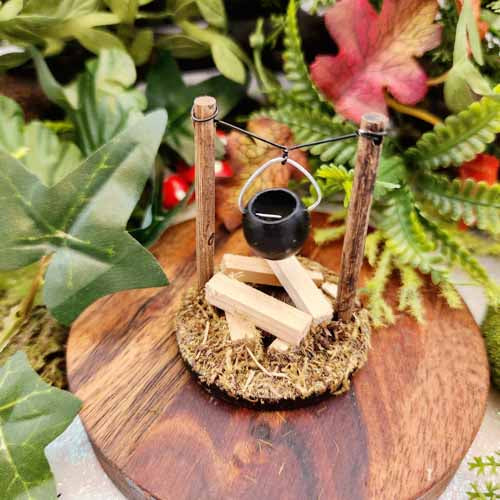Cooking Pot over Fire for Fairy Garden/Dolls House (approx. 5.5x4.5cm)