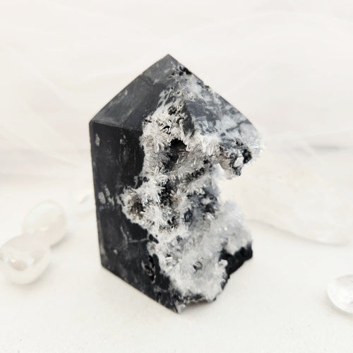 Druzy Quartz Cluster on Basalt Matrix (assorted. approx. 10x5.5cm)