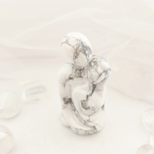 Howlite Lovers Embrace (approx. 7.9x3.9cm)