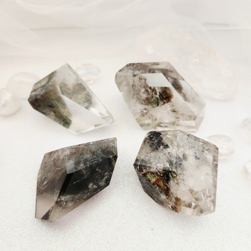 Lodolite Quartz Free Form (assorted. approx. 6.3-8x4.9-5.8cm)cm)