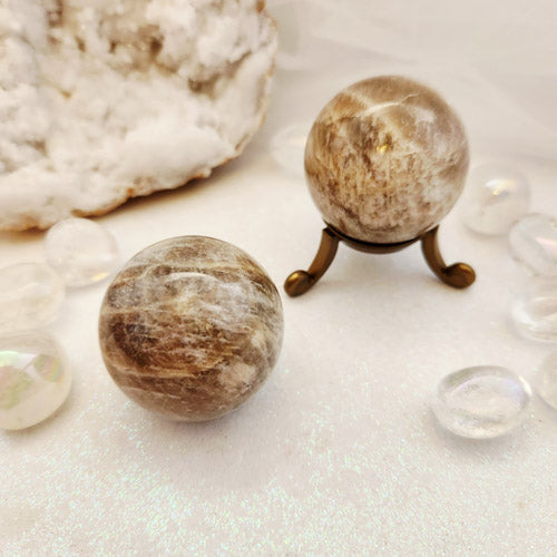 Moonstone Sphere w. Beautiful Blue Flash (assorted. approx. 4cm diameter)