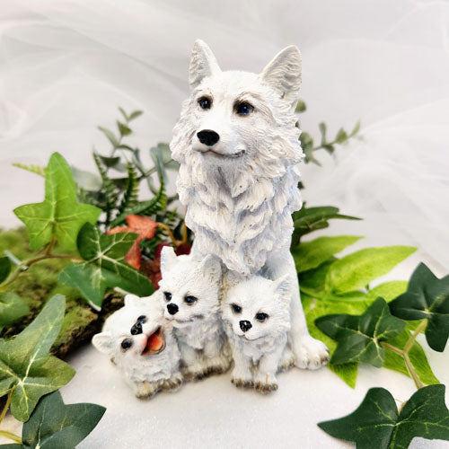 Mother Wolf w. Pups (approx. 12.7x10.3cm)