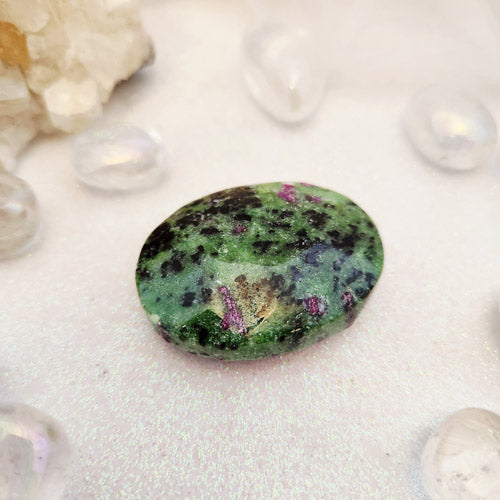 Ruby in Zoisite Palm Stone (approx. 5.2x3.9cm)