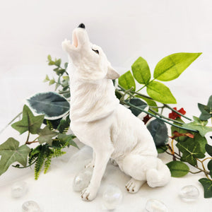White Howling Wolf