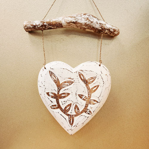 Whitewash Heart w. Driftwood Hanging (assorted. approx. 30x30cm)