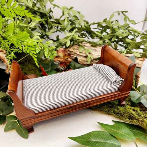 Wooden Bed for Fairy Garden/Dolls House (approx. 15.5x7.9cm)