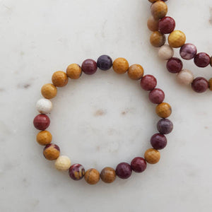 Mookaite Jasper Bracelet (faceted. assorted. approx. 8mm round beads)