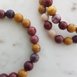 Mookaite Jasper Bracelet (faceted. assorted. approx. 8mm round beads)