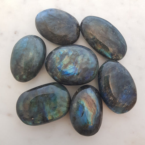 Labradorite Palm Stone (assorted. approx. 4-7.5x3.1-5.3x1.7-2.5cm)
