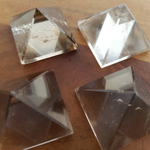 Smoky Quartz Pyramid (assorted. approx. 2.7-3x3cm)