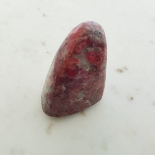 Rhodonite Standing Free Form (approx. 6.2x4.9x3.9cm)