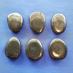 Shungite Flat Stone (assorted. approx. 3.6-4.5x3.3-4.2cm)