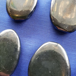 Shungite Flat Stone (assorted. approx. 3.6-4.5x3.3-4.2cm)