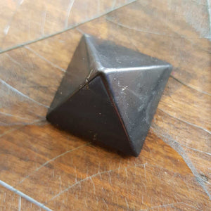 Shungite Pyramid (assorted. approx 3.2x3.2x2.2cm)
