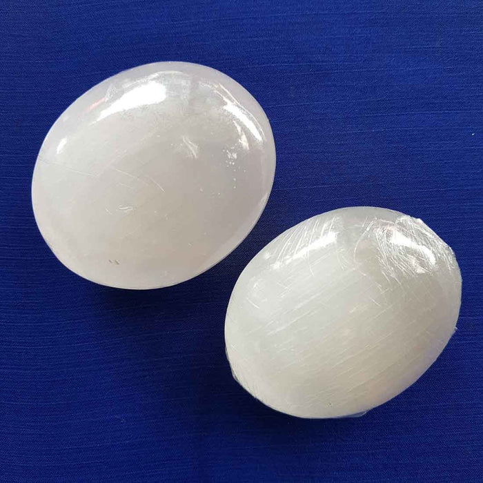 Selenite Palm Stone (assorted. approx. 6-8.1x5-7.1x1.5-3.1cm)