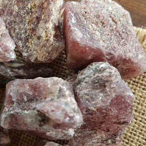 Strawberry Quartz Rough Rock (assorted. approx. 4.3-6.6x3.4-5.4cm)