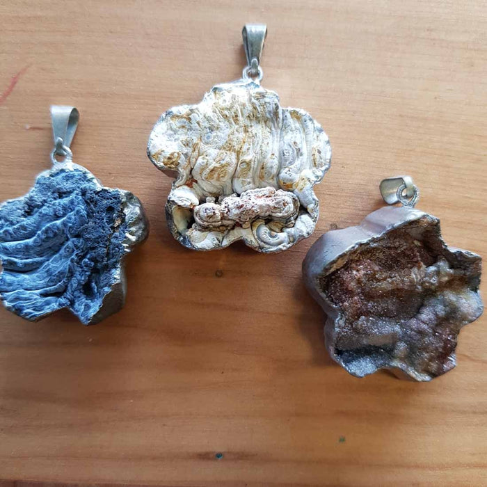 Agate Flower Pendant. (assorted)