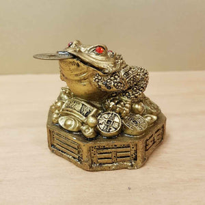 Gold Feng Shui Frog with Coin (approx. 7 x 6.5 cm)