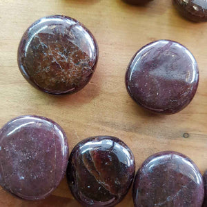 Garnet Flat Stone (assorted. approx. 2x2cm)