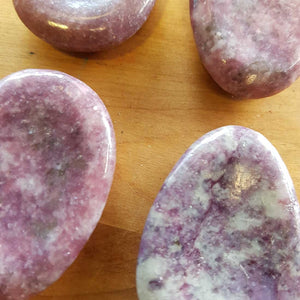 Lepidolite Worry Stone (assorted. approx. 5x3.5cm))