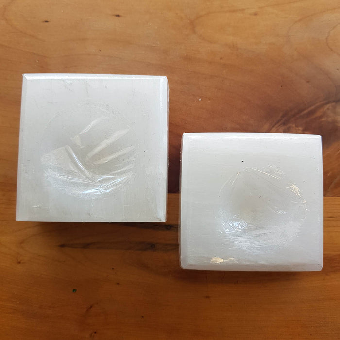 Selenite Sphere Stand (assorted. approx. 6.5-7x6.5-7x2cm)