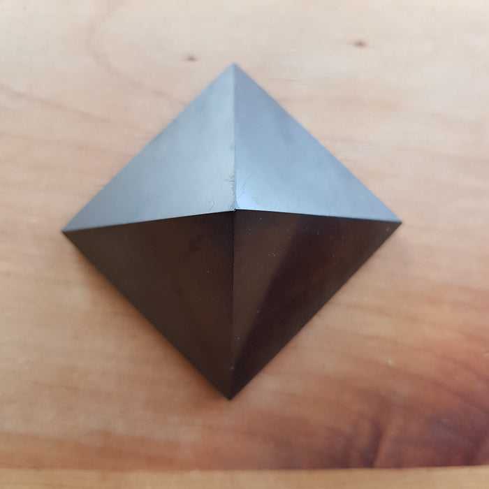 Shungite Pyramid (assorted. approx 4.4x4.9cm)