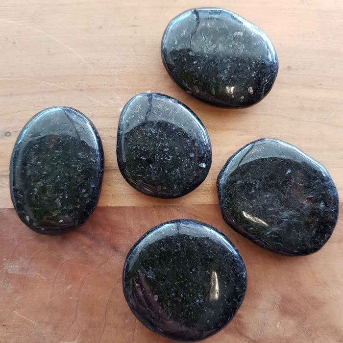 Nuummite Flatstone (assorted. approx. 4x3.5cm plus)